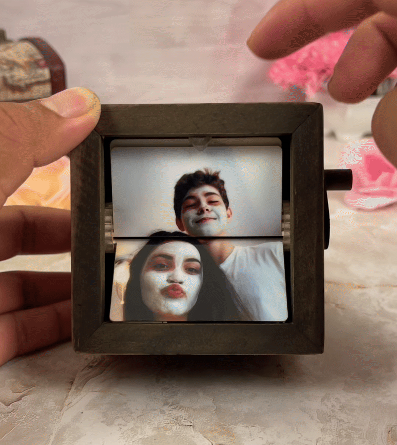 50% OFF❤️Personalized Hand-Crank Photo Display Box